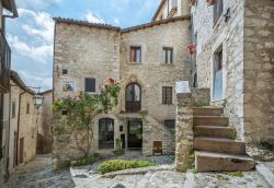 Un vicolo di Barrea, L'Aquila, Abruzzo. Il centro storico del villaggio conserva ancora intatte le tracce del passato quando veniva utilizzato a scopo difensivo.
