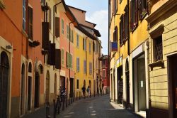 Vicolo di Salò, Lombardia. Una caratteristica strada con pavimentazione acciottolata nel centro cittadino - © lukaszimilena / Shutterstock.com