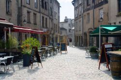 Vicolo pedonale nel centro storico di Limoges con locali all'aperto (Francia) - © Maksimilian / Shutterstock.com