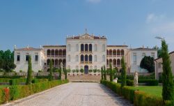 Villa Barbini Rinaldi a Asolo, Veneto. Si tratta di un raro esempio di villa barocca della Marca Trevigiana, imponente nelle dimensioni e sfarzosa nello stile anche per via della grande scalinata ...