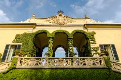 Villa del Balbianello a Lenno sul lago di Como, Lombardia. L'elegante loggiato che impreziosisce questo edificio situato sulla punta della penisola di Lavedo - © THANAN / Shutterstock.com ...