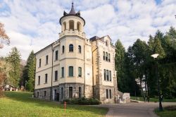 Villa Paradiso in stile Art Nouveau nel parco secolare di Levico Terme, Trentino. - © pointbreak / Shutterstock.com