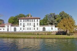 Villa Visconti a Cassinetta di Lugagnano, lungo il canale del  Naviglio Grande in Lombardia
