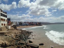 Il villaggio costiero di Taghazout, lambito dall'oceano Atlantico, visto dalla costa, Marocco.

