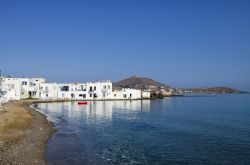 Un villaggio costiero affacciato sulle acque del Mar Egeo: l'isola di Paros non è famosa solo per il mare e le spiagge ma anche per il suo marmo bianco, fonte di grande ricchezza ...