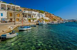 Un villaggio costiero sull'isola di Sifnos, arcipelago delle Cicladi in Grecia.