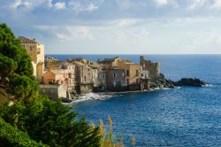 Villaggio di Erbalunga su Capo Corso, Corsica, Francia. Visto dall'alto questo grazioso borgo di pescatori appare come un suggestivo balcone sul mare.


