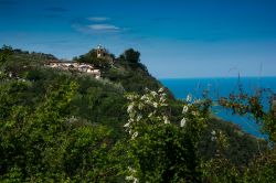 Il villaggio di Fiorenzuola di Focara in provincia di Pesaro, Marche, con il Mare Adriatico sullo sfondo.
