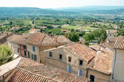 Vista panoramica sul centro di Gordes, Francia - Le abitazioni in pietra beige si affacciano sulla caampagna che circonda questa zona della Provenza © RossHelen / Shutterstock.com