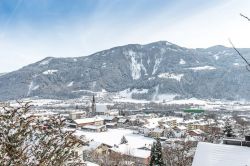 L'inverno sui tetti di Jenbach, Austria - il comune di Jenbach, toponimo che in tedesco significa letteralmente "dall'altra parte del torrente", si trova nel territorio del ...