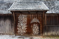 Il villaggio di Zalipie si trova in campagna, nel voivodato della Piccola Polonia, non distante dalla confluenza del fiume Vistola con il fiume Dunajec - foto © aniad / Shutterstock.com ...