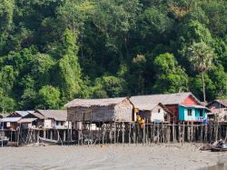 Villaggio lungo un canale sull'isola di Kala fuori Myeik, arcipelago di Mergui, sud del Myanmar.

