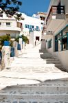 Villaggio nell'isola di Naxos, Grecia - Stradine strette, alcune senza uscita, androni, scalette  e passaggi angusti danno l'idea che la gente creò questa cittadina tenendo ...