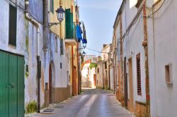 La visita al centro storico di Montescaglioso, passeggiando tra le numerose stradine del borgo lucano - © Mi.Ti. / Shutterstock.com