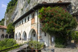 Visita al complesso dell'Eremo di Santa Caterina del Sasso, sul Lago Maggiore - © Joaquin Ossorio Castillo / Shutterstock.com