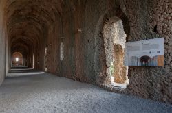 Visita dentro al tempio di Giove Anxur a Terracina nel Lazio