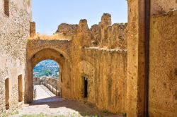 Nonostante non versi in perfette condizioni, è possibile visitare il castello svevo di Rocca Imperiale (Cosenza, Calabria).