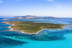 Vista aerea  da Stintino, Sardegna: in primo piano l'Isola Piana e in seconda battuta l'Asinara