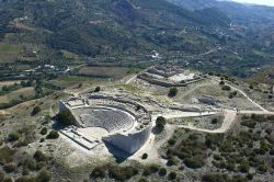 L'area archeologica di Segesta, fotografata dall'alto: in primo piano il grande Teatro Greco che poteva accogliere 4.000 spettatori - © luigi nifosi / Shutterstock.com