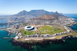 Vista aerea di Cape Town, Sudafrica - Tra tutto quello che spicca in questa immagine, come sempre l'educazione visiva ci pone di fronte a degli zoom dell'animo. Spiccano infatti due ...