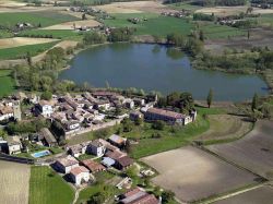 Vista aerea di Castellaro Lagusello, il borgo ed il lago a forma di cuore