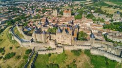 Vista aerea del borgo di Carcassonne nel sud della Francia