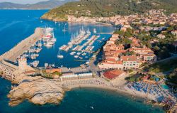 Vista aerea del borgo di Marciana Marina e le sue spiagge (Isola d'Elba)