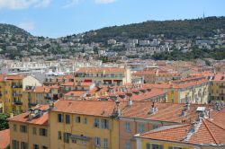 Vista aerea del centro storico di Nizza, Francia. Situata in una splendida posizione fra montagne e mare, Nizza vanta una storia antichissima.
