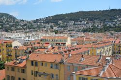 Vista aerea del centro storico di Nizza, Francia. Situata in una splendida posizione fra montagne e mare, Nizza vanta una storia antichissima.
