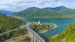 Vista aerea del complesso fortificato di Ananuri in Georgia, sulle rive del lago di Jinvali - © Igor Zh. / Shutterstock.com