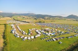 Vista aerea del Montelago Celtic Festival, altopiano di Colfiorito in Umbria