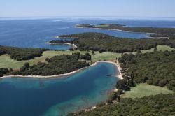 Vista aerea della Baia di Verige con antiche rovine romane, isol Brioni in Croazia