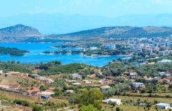 Vista aerea della costa di Ksamil in Albania