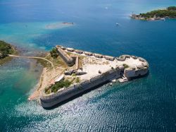 Vista aerea della fortezza di San Niccolò, presso la foce del fiume Krka sull'Adriatico, appena fuori dalla città di Sibenik.