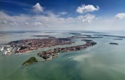 Vista aerea della Laguna Veneta e la città di Venezia, in Veneto.