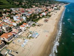 Vista aerea della spiaggia di Silvi Marina, lungo la costa adriatica dell'Abruzzo