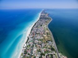 Varadero, Cuba: la penisola di Hicacos, nel nord del paese, è lunga 22 km e ospita la località turistica più famosa del paese centroamericano. In questa foto si può ...