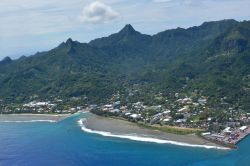 Vista aerea di Avaraua e Port Avatiu, isola di Rarotonga arcipelago delle Cook.