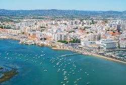 Vista aerea di Faro in Algarve, la città più importante del Portogallo del sud
