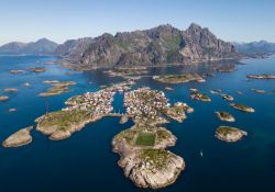 Vista aerea di Henningsvaer e il suo particolare stadio di calcio, isole Lofoten (Norvegia).