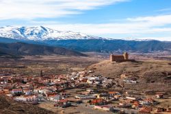 La vista aerea del villaggio di La Calahorra e il suo Castillo, in Andalusia