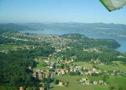 Vista aerea di Monvalle in Lombardia e il Lago Maggiore sullo sfondo - © Antonio Rossi  / Proloco Monvalle