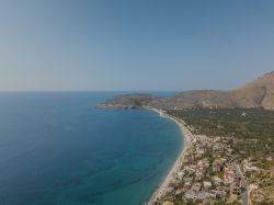 Vista aerea di Qeparo beach vicino ad Himare in Albania (Riviera Albanese).