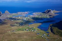 Vista aerea di Sorland, sull'Isola di Vaeroy, la più occidentale delle Isole Lofoten in Norvegia