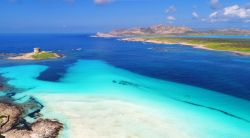 Vista aerea di Stintino (Sardegna) con la spiagga della Pelosa e l'Isola dell'Asinara sullo sfondo