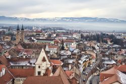 Vista aerea d'inverno della città di Sibiu, Romania - Una leggera spolverata di neve sui tetti dei palazzi nel centro storico di Sibiu © Gabriela Insuratelu / Shutterstock.com ...