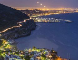 Vista aerea su Castelldefels dall'aeroporto di Barcellona, Spagna - Le luci di questa città della Catalogna si rispecchiano nelle acque del mare: una bellissima immagine che si può ...