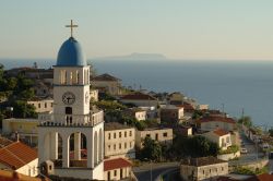 Vista al tramonto della cittadina di Dhermi in Albania