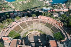 Vista con drone del Teatro Antico di Taormina in Sicilia nord-orientale
