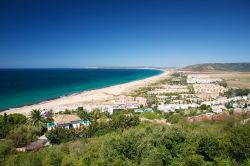 Vista dall'alto di Zahara de los Atunes, Spagna. Situata a una trentina di chilometri da Tarifa, Zahara è diventata una meta piuttosto popolare nel corso degli ultimi anni. Le sue ...